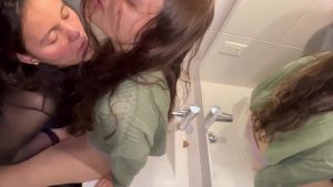 Tình dục trong phòng tắm của một bữa tiệc gia đình